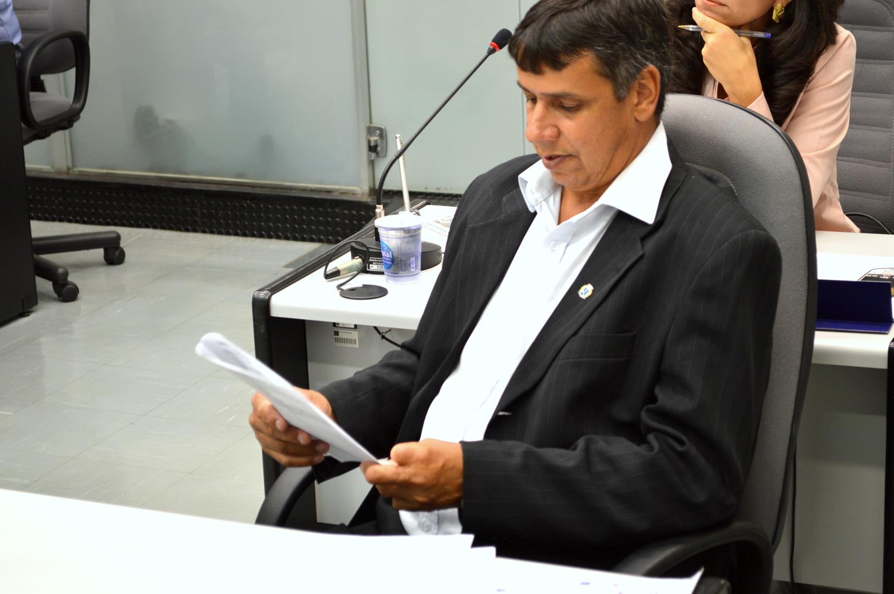 Valmir Reis busca extensão de horário de Unidade de Saúde e pavimentação asfáltica