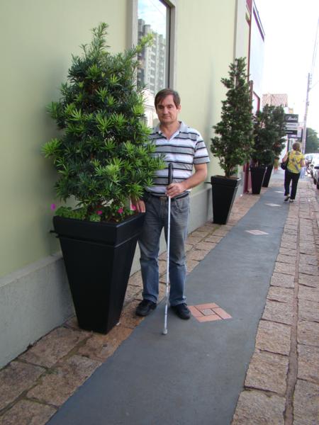 Carlos Trigo quer proibir colocação de vasos e jardineiras em calçadas de Botucatu
