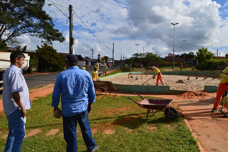 Valmir Reis confere reforma de praça no setor leste de Botucatu