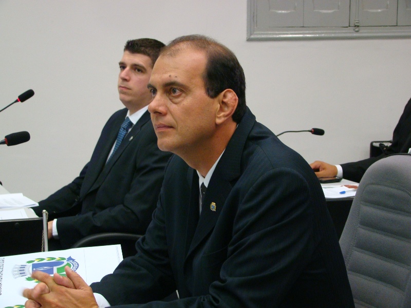 Fontão pede regularização de hidrômetros em predinhos da CDHU