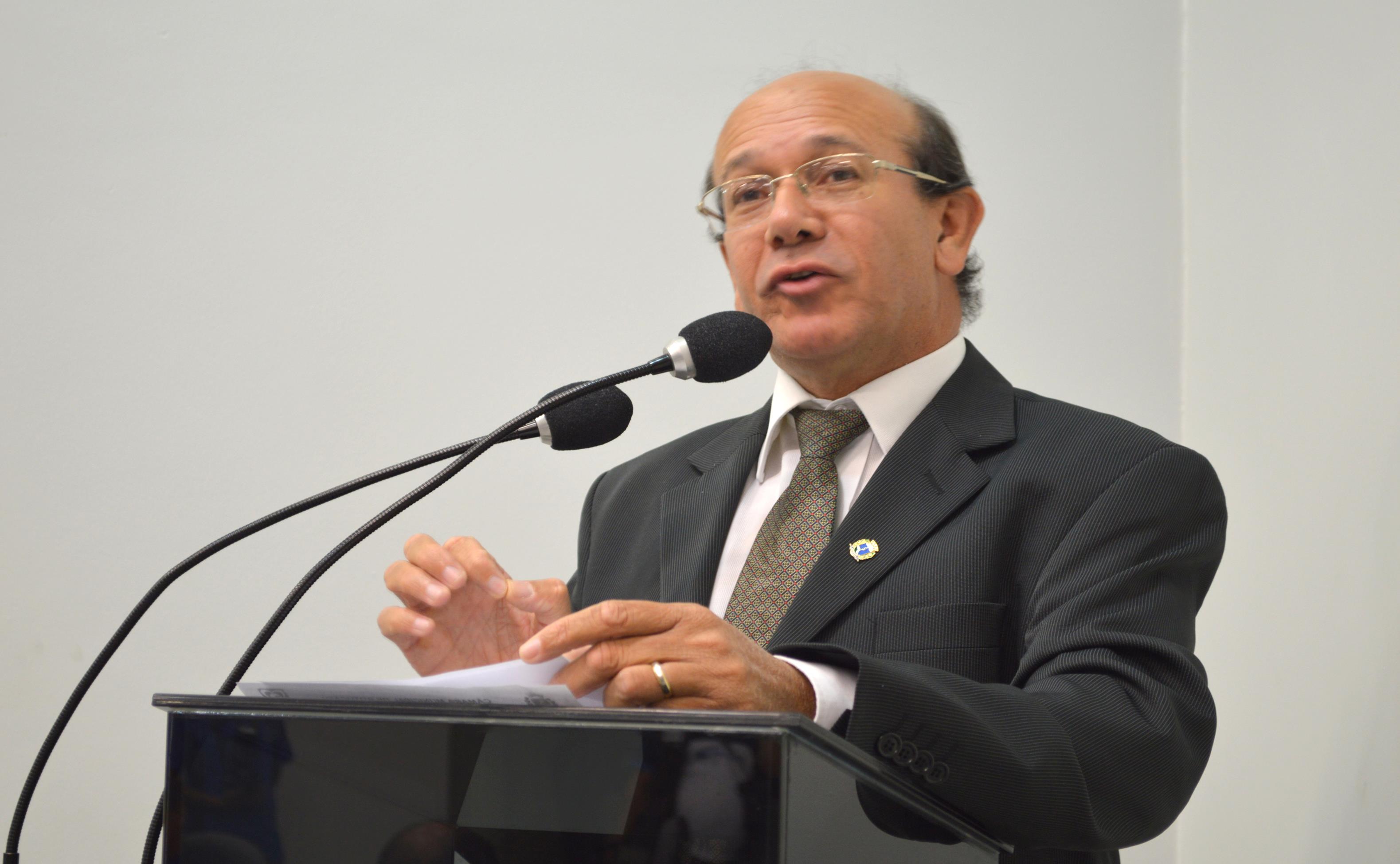 João Elias foca requerimentos em melhorias no asfalto