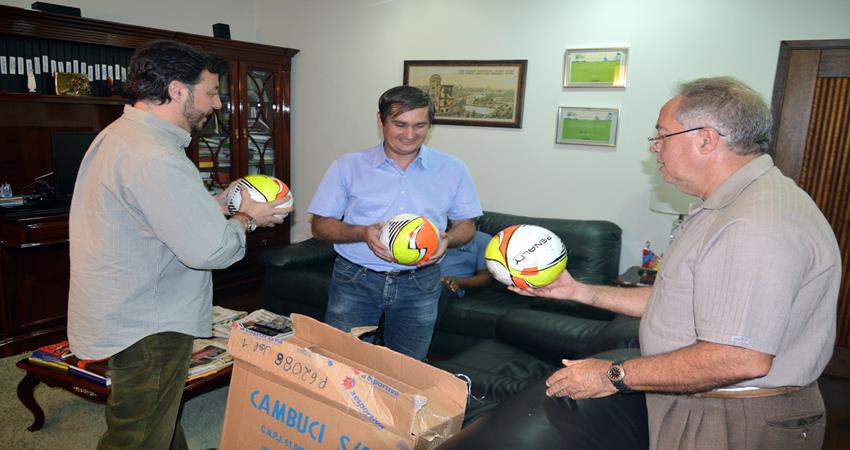 Carlos Trigo recebe seis bolas de futsal adaptadas com guizos para deficientes visuais