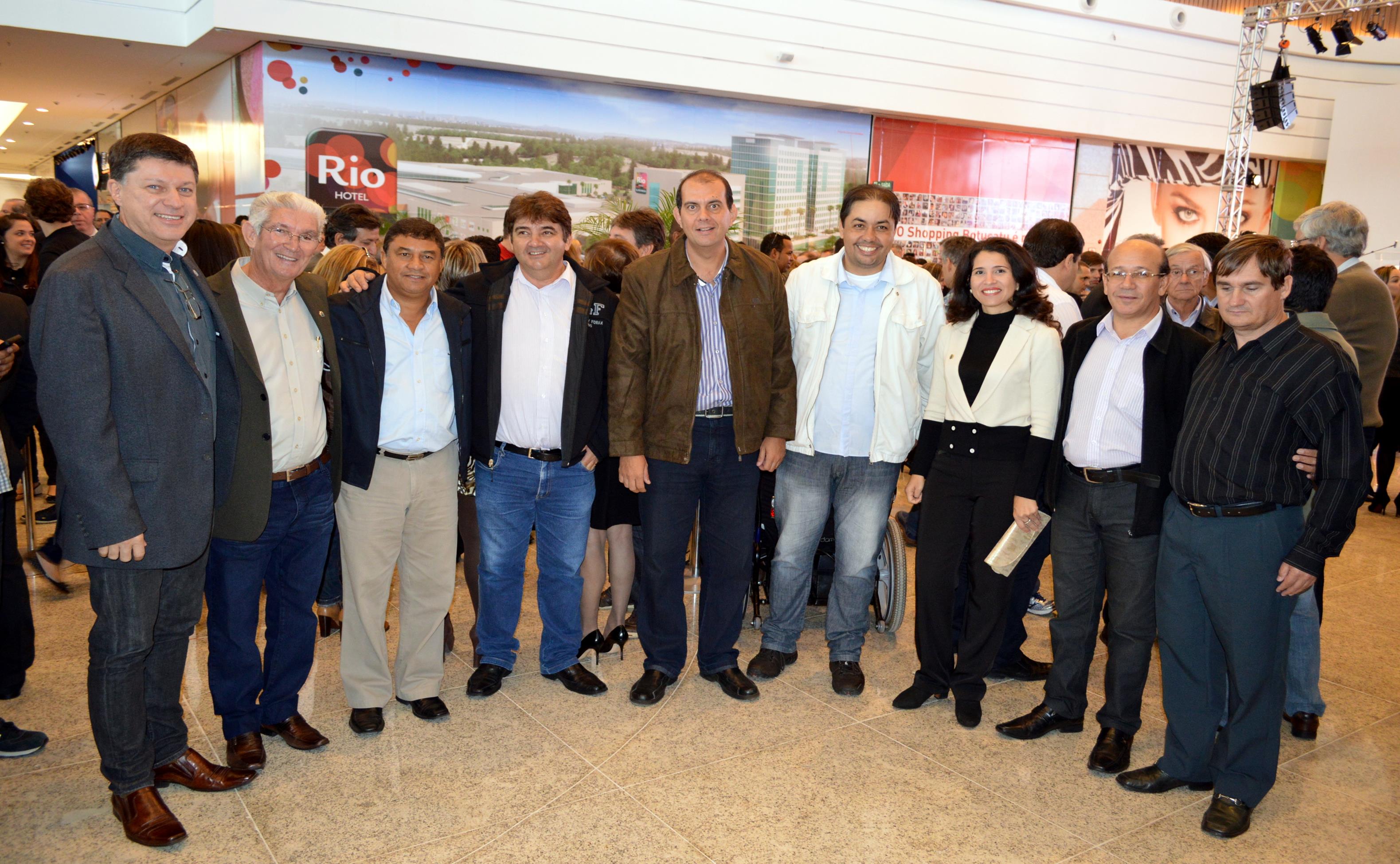 Vereadores participam da inauguração do Shopping Botucatu